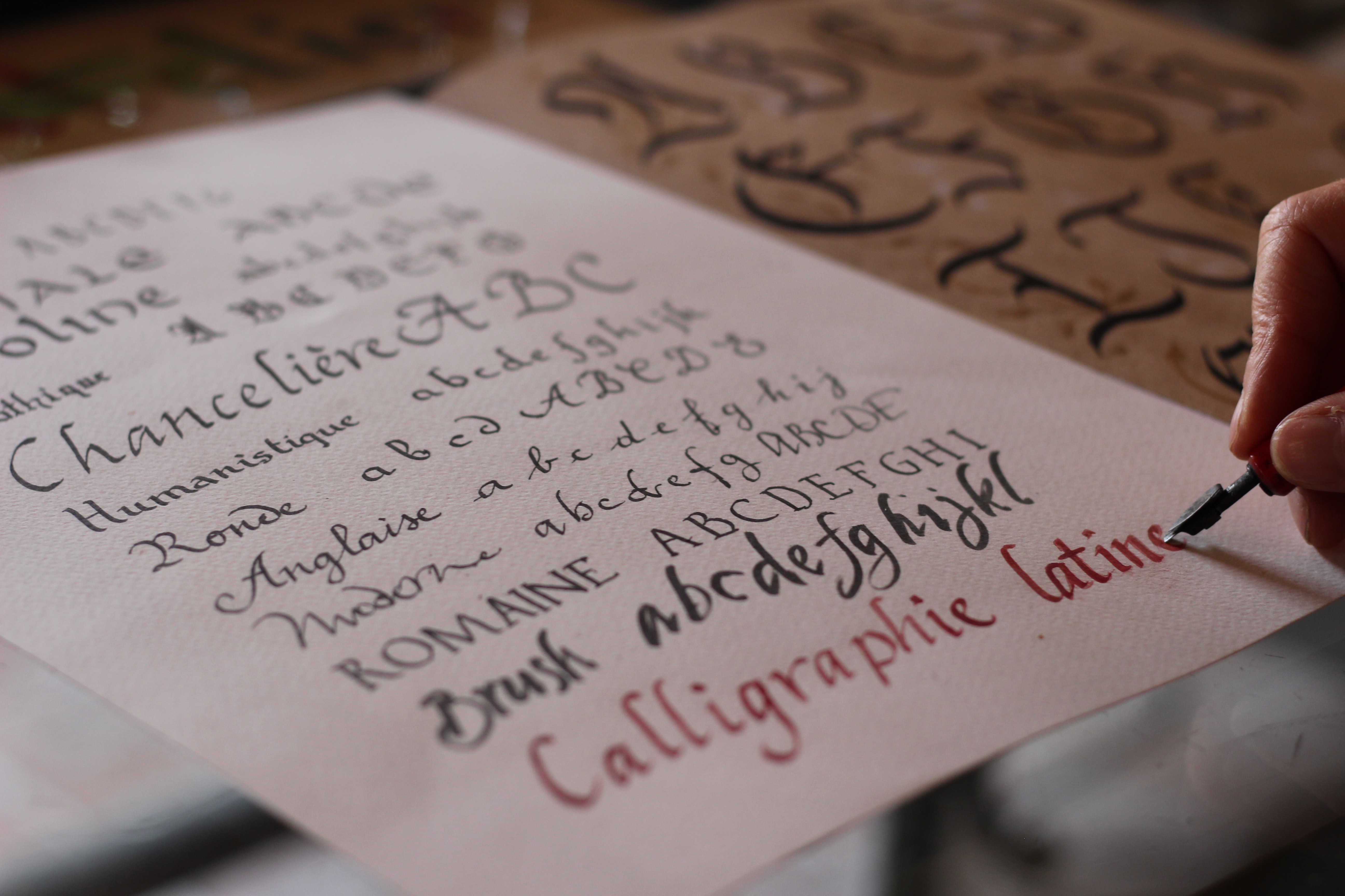 Kalligraphie lernen macht Spaß. Kleine Gruppen im wunderschönen Atelier der Kalligraphin J.Kühn in Hanau.
Quelle Foto:Photo by Samir Bouaked on Unsplash